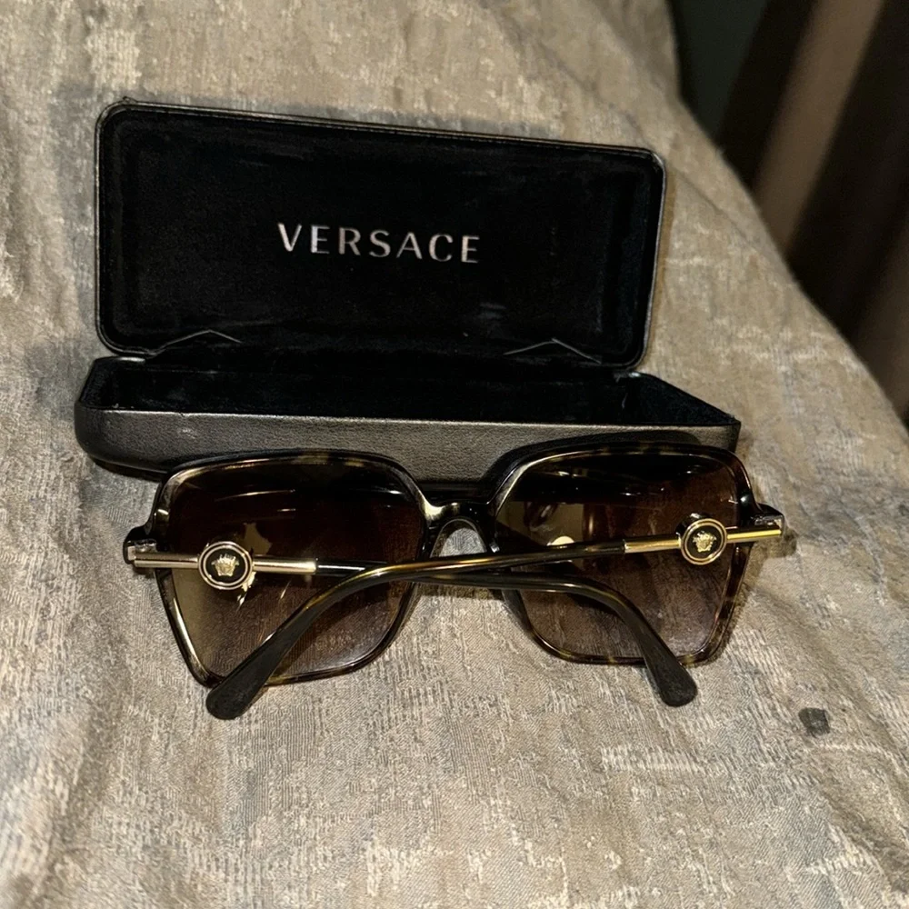 VERSACE - Picture 3 of 4